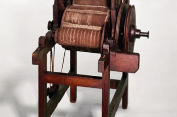 Cardadora mecánica de Arkwright (1775)
